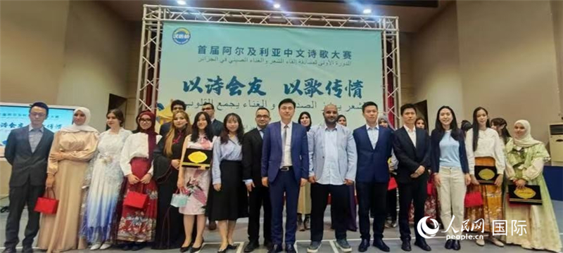 參加活動嘉賓與參賽選手共同合影 人民網(wǎng)記者郝瑞敏攝